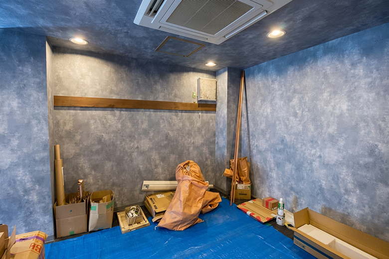 祇園の居酒屋テナント工事・仕上げ工事中の現場|グレーのクロスとこげ茶の木材の内装
