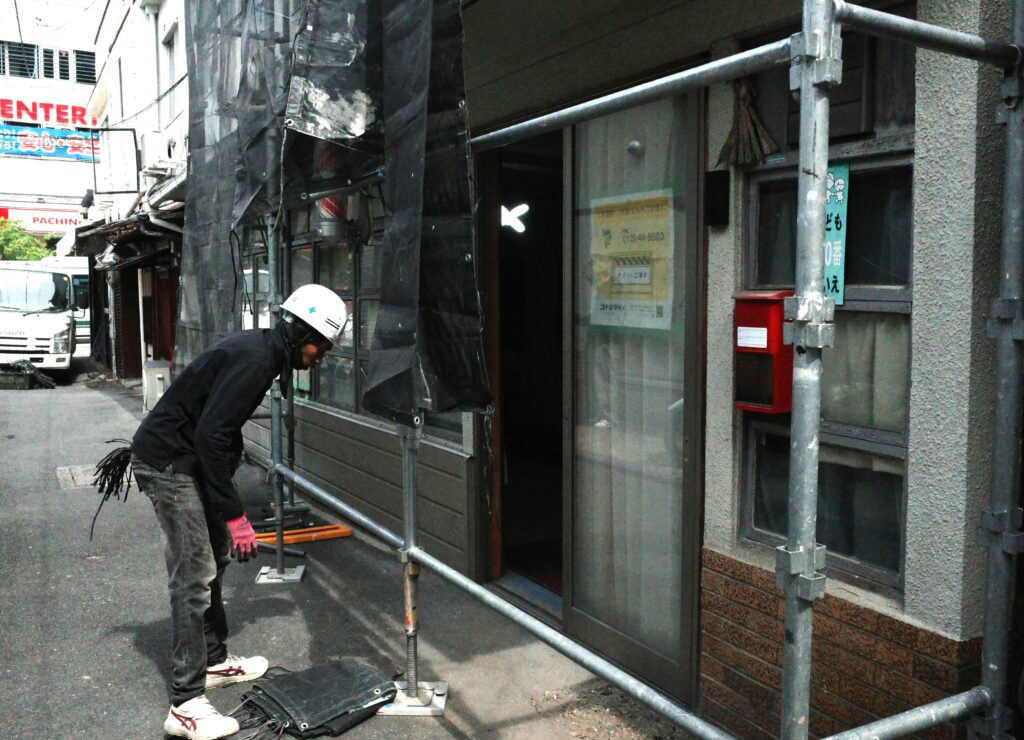 京都・千本一条のテナント開発現場で足場を確認する職人さん