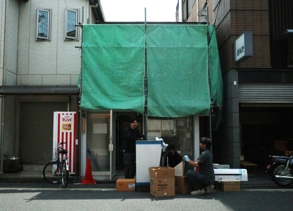 京都・東山の洋菓子店店舗内装現場で設備機器を確認する職人さん