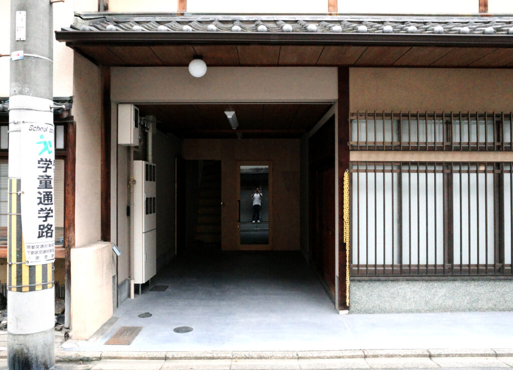京都 仏光寺 アパレルショップ テナント 店舗内装|キャプション案:仏光寺の街なかで進む、アパレルショップの店舗内装現場。