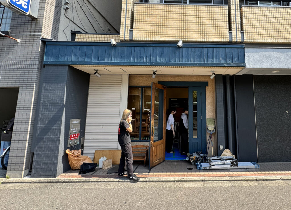 西院のパン屋さん工事現場の外観|推奨alt:京都 西院 パン屋 居抜き 店舗改装