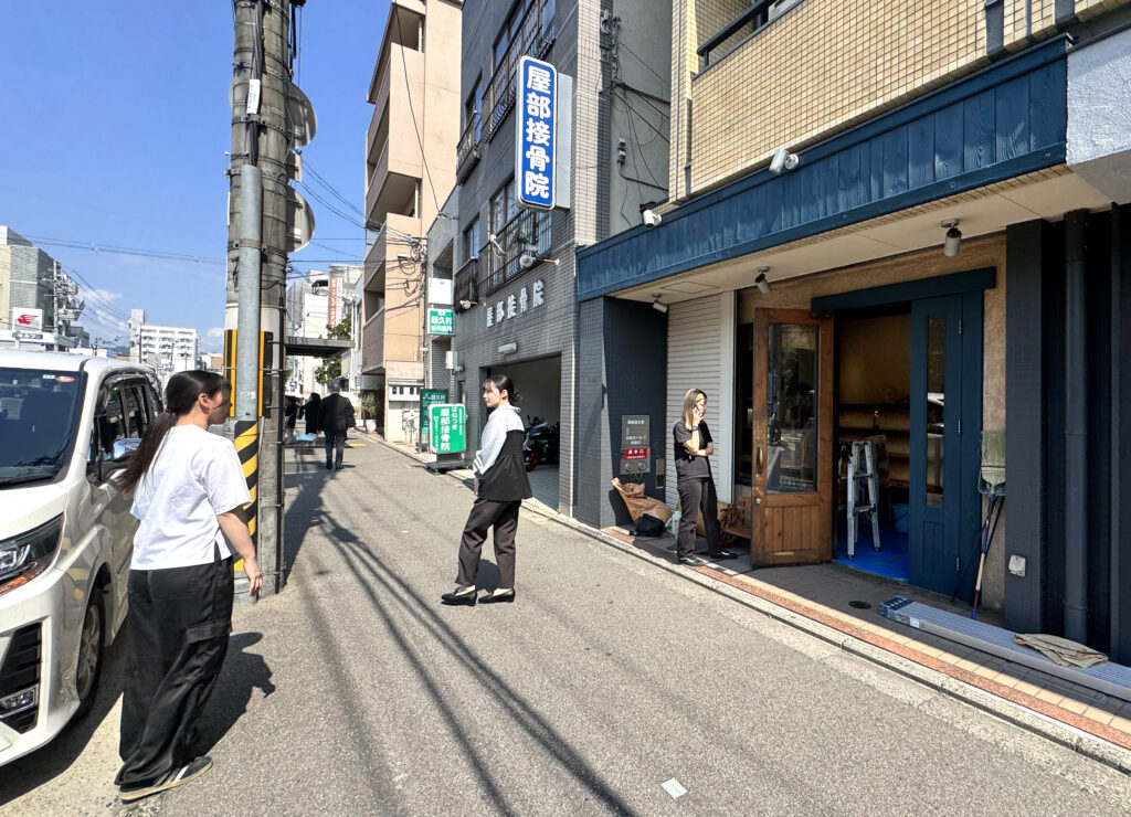 西院のパン屋さん現場前での採用インターン見学|推奨alt:京都 西院 パン屋 店舗内装 採用インターン