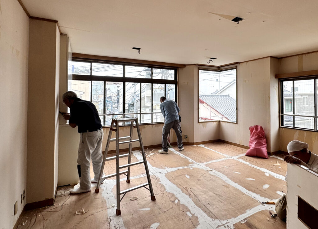 解体工事中の室内で作業する職人さんたち｜京都 新町松原 レンタルオフィス 解体工事 オフィス内装