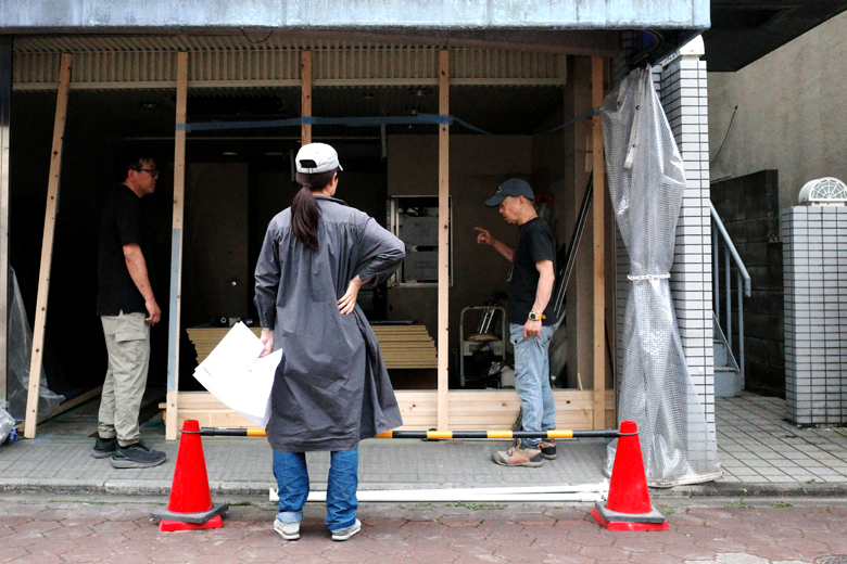 スタッフが現場で職人さんと打ち合わせしている様子
