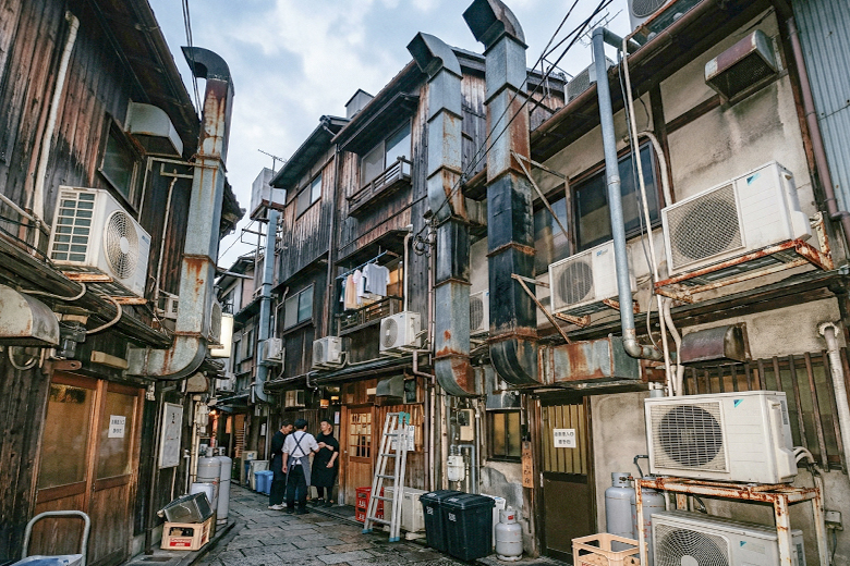 屋上まで伸びる排気ダクト・室外機、狭小路地のテナント、町家の外観