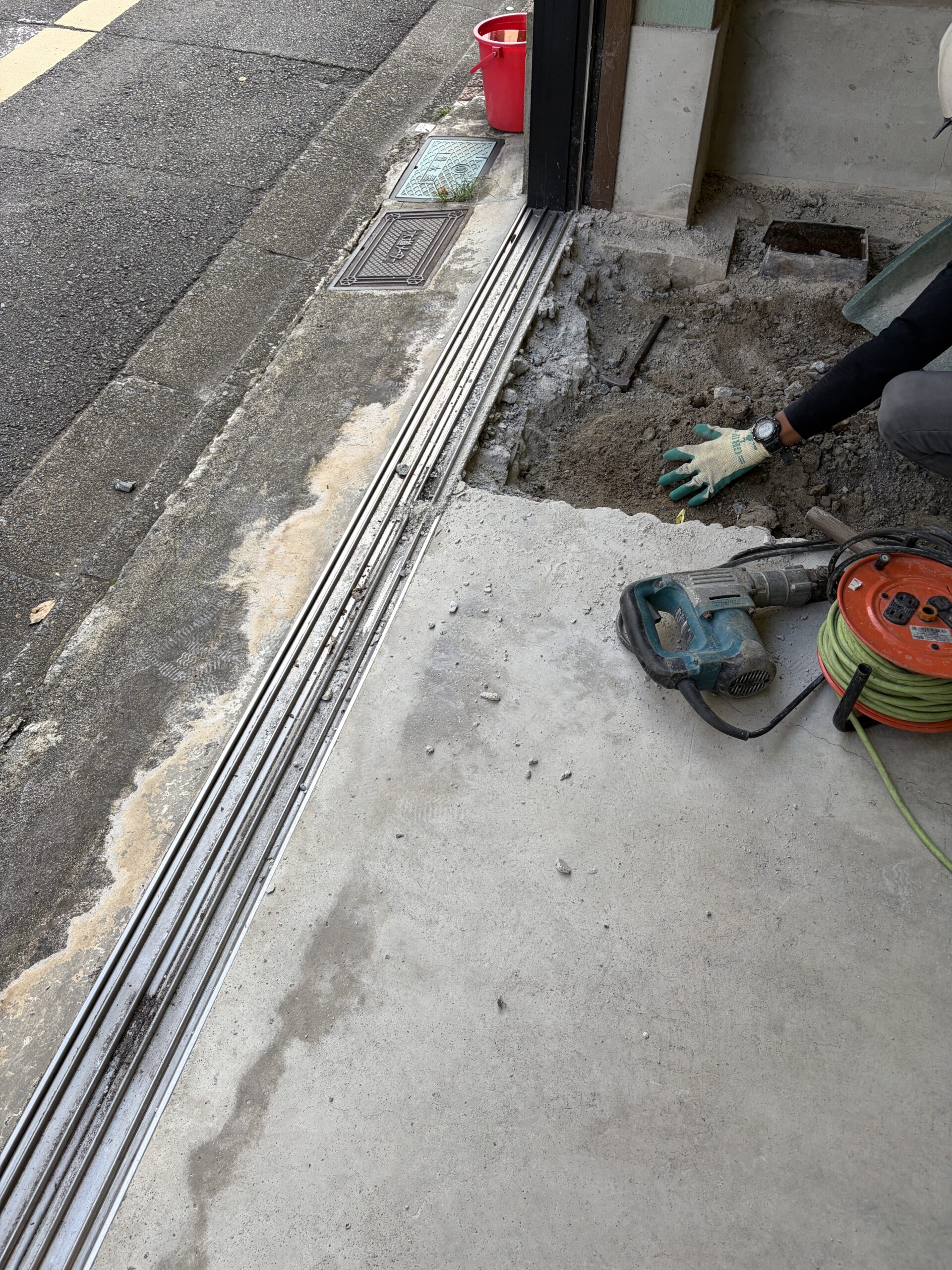 既存サッシ撤去に伴う床の解体作業
