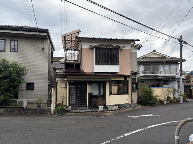 大宮上ノ岸町の2階建て店舗を正面から見た外観。1階に格子戸の入口と大きな窓、2階に木製格子の窓
