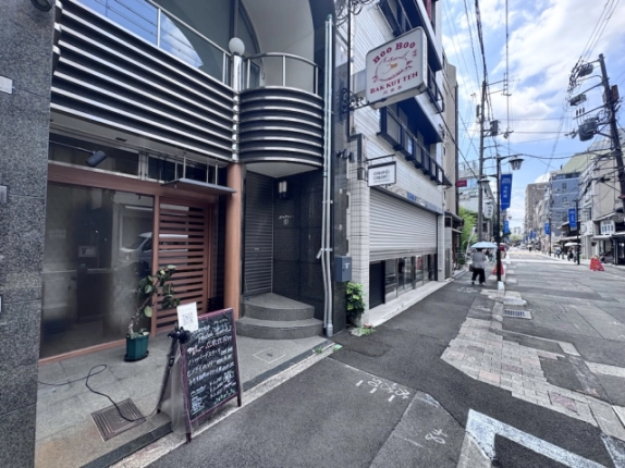 寺町二条店舗の入口まわり。木製格子のある1階部分と右側の段差付き入口