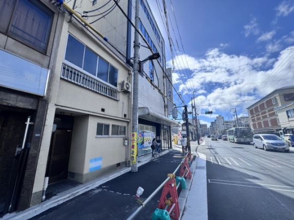 後院通を反対方向に見た様子。左手に壬生馬場町一棟店舗と隣接するビル