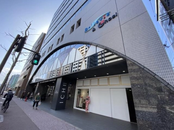 5階に貸事務所区画がある京都烏丸万寿寺ビルの低層部。アーチ形のガラス面と1階店舗