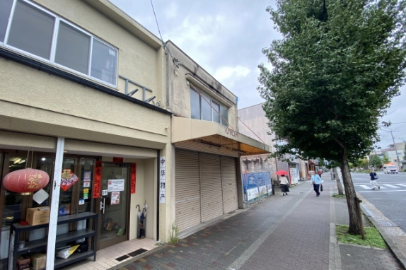 建物を左側から見た様子。2階の窓と店舗のひさし、右手に続く東大路通の歩道
