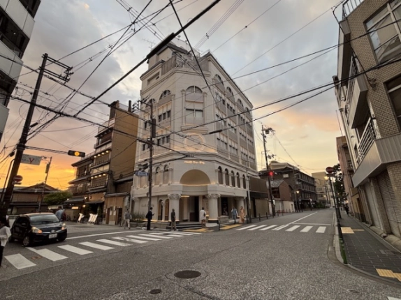 京都市東山区橋本町・GION GLASSの外観。交差点角に建つ白いビルとアーチ形の窓