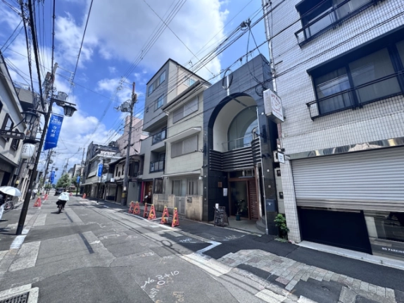 寺町二条店舗を反対側から見た外観。右手に建物、左手に続く通り