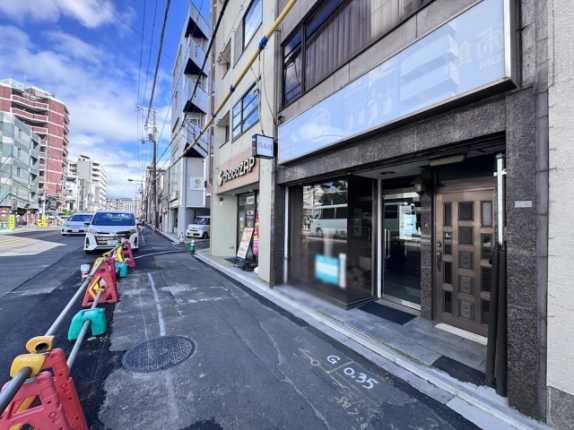 壬生馬場町ビルの1階入口を斜めから見た様子。店頭の段差と歩道