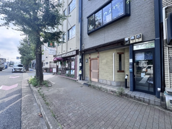 衣笠第7ビルの入口周辺。1階店舗の右隣に並ぶ別の出入口