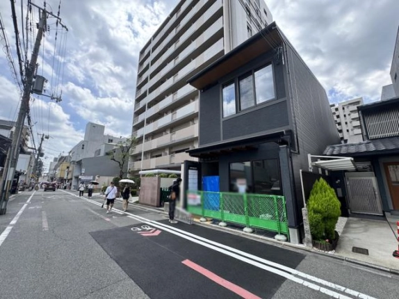 烏丸駅周辺の2階店舗が入る建物を斜めから見た全景。張り出す屋根と道路に面した窓