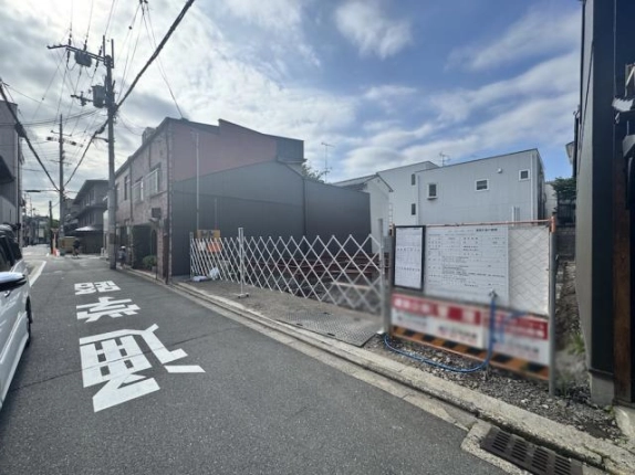 京都市上京区上立売町・Gladvis京都室町の建設現場。仮囲いと工事案内板、前面道路