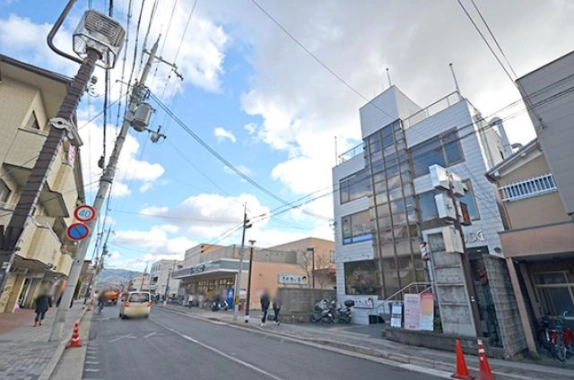 1階に貸店舗がある髙山ビルと御園橋通。右手に建物、左手に沿道の店舗が並ぶ