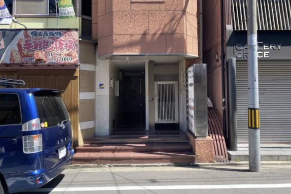 3階に居抜き貸店舗があるSAKURA BLD.祇園の建物入口。道路から続く階段と奥まった扉