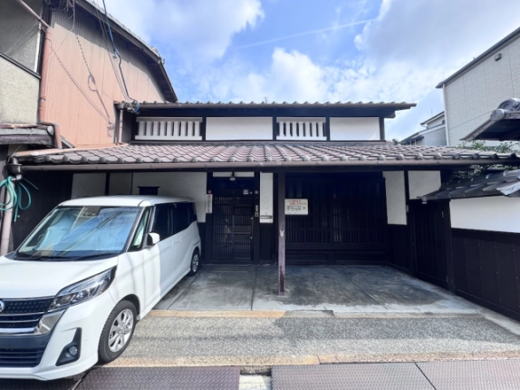 山ノ内駅近くの一棟貸店舗事務所の正面。深い軒の下の格子戸と入口前の空間