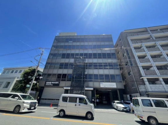 京都市東山区梅林町・清水五条スクエアの正面外観。横に連なる窓と建物中央の足場