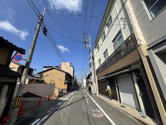 夷川通を反対方向に見た様子。右手に衣棚夷川店舗、左手に町家などの建物