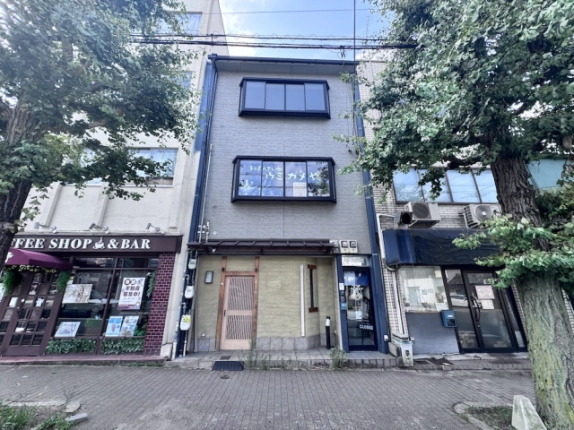 今出川通から見上げた衣笠第7ビル。上下に並ぶ横長窓と1階店舗