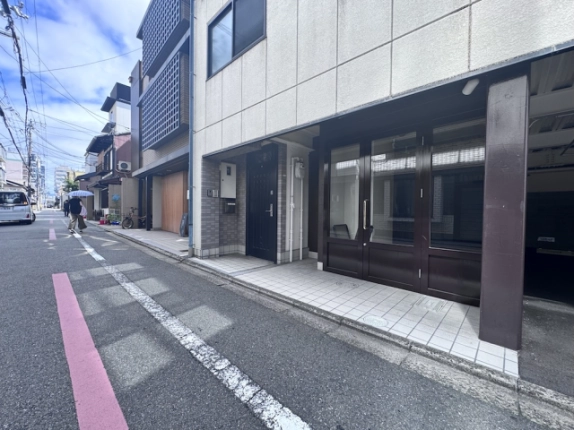 大黒町テナントの入口を斜めから見た様子。濃い色の扉枠とタイル張りの足元