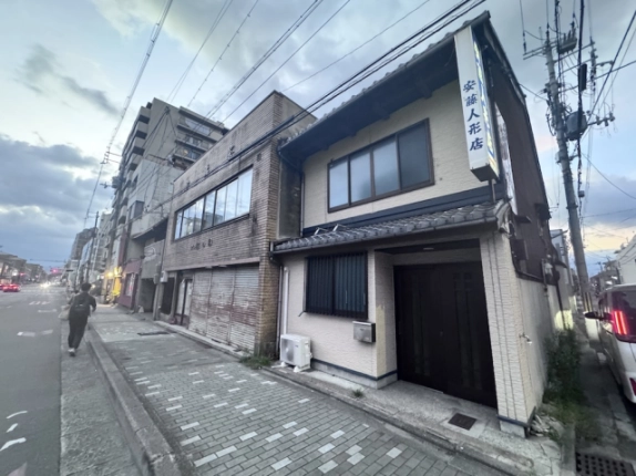 丸太町駅徒歩8分の一棟貸店舗を斜めから見た外観。2階建ての屋根と側面