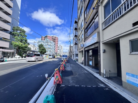 壬生馬場町一棟店舗を右手に見た後院通。建物沿いの歩道と車道