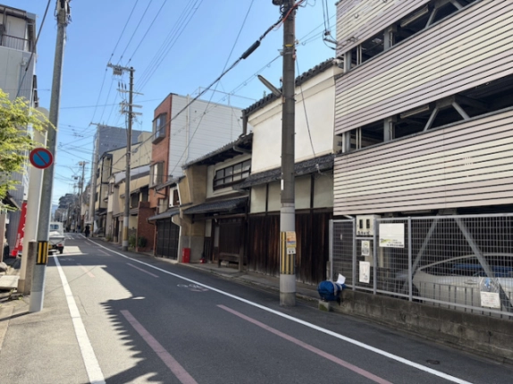 釜座通を反対方向に見た様子。右手に町家と隣接する駐車設備、左奥へ続く道路