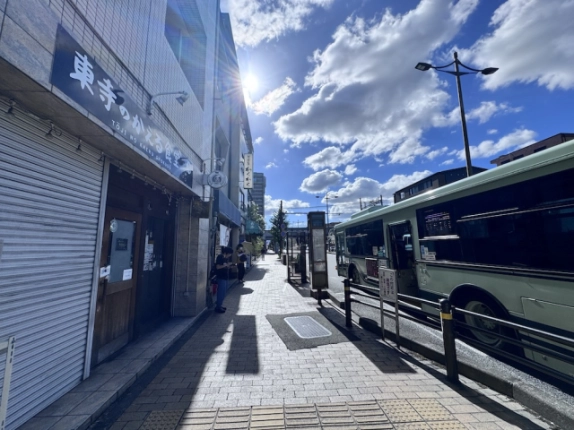 わくわくビル近くの前面歩道。左手の店舗とバス停付近の様子