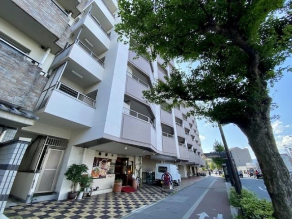 京都市左京区下鴨高木町・じょい下鴨の外観。上階のバルコニーと1階店舗前の市松模様の床
