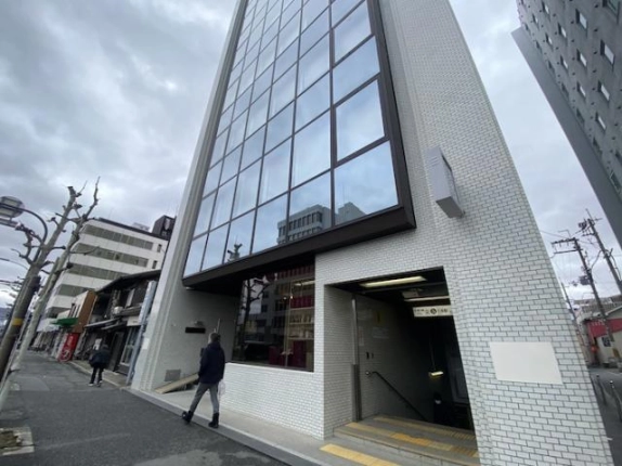五条駅前の三善ビルを反対側から見た外観。右手に地下鉄出入口の階段