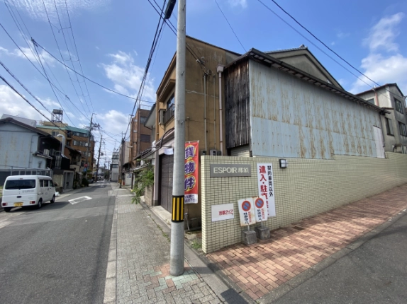 東竪町店舗の側面と御前通。板張りと金属板の外壁、建物脇の通路