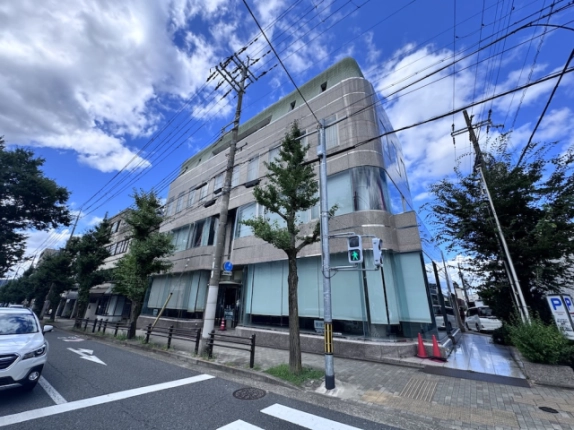 京都市左京区北白川久保田町の一棟貸物件。角地の建物外観と大きな窓