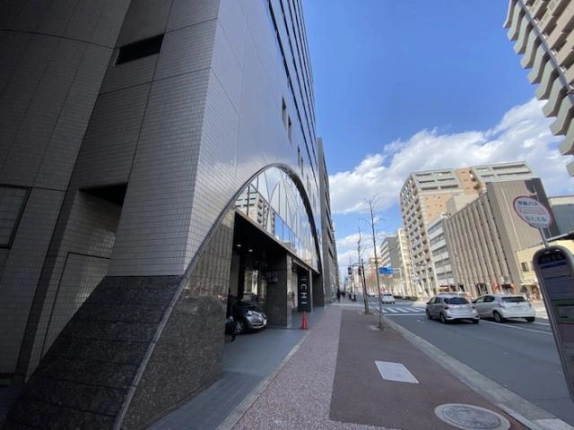 五条駅近くの京都烏丸万寿寺ビル前。建物を左手に見た歩道と烏丸通の車道