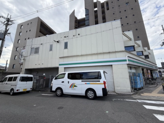 東九条宇賀辺町店舗の側面全景。2階の縦長の窓と建物沿いに停まる車