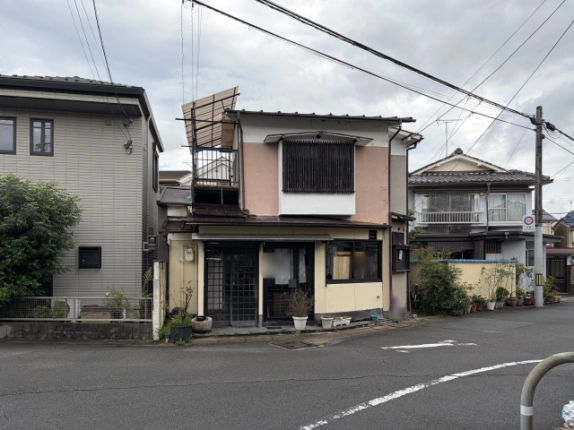 大宮上ノ岸町の2階建て店舗を正面から見た外観。1階に格子戸の入口と大きな窓、2階に木製格子の窓