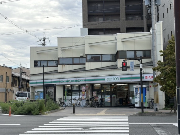 京都市南区東九条宇賀辺町の2階店舗がある建物。九条河原町交差点から見た横長の窓と1階のローソン