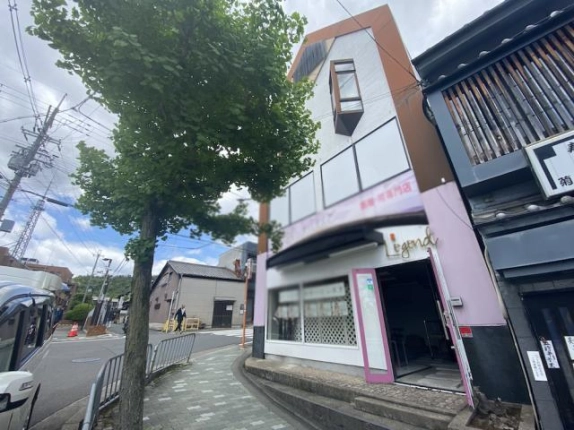 京都市北区紫野西蓮台野町の1・2階テナント外観。茶色で縁取られた正面と淡いピンクの入口まわり