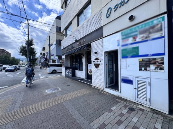 タカノビル入口を右手に見た北大路通沿いの歩道。隣接する1階店舗