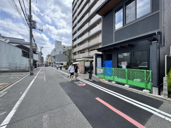 建物を右手に見た室町通。1階のひさしとガラス面、奥へ続く前面道路