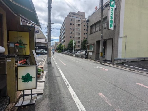 両替町通姉小路下る付近の前面道路。左手に物件の建物、右手に通り向かいの建物