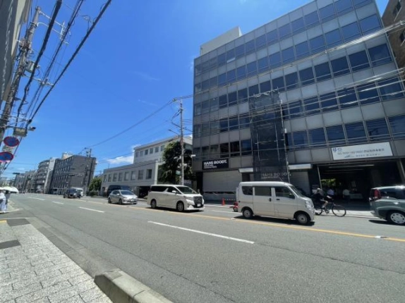 東大路通の向かい側から見た貸事務所ビルの外観。右手に建物、左奥へ続く通り