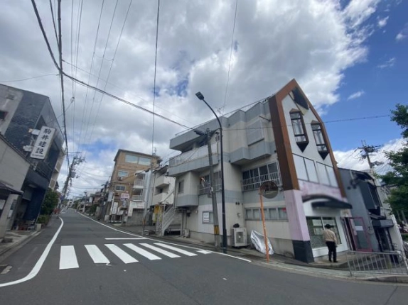 紫野西蓮台野町テナント脇の道路。右手に建物の側面、手前に横断歩道