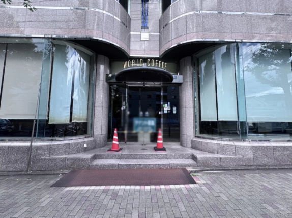 北白川久保田町テナントの正面入口。ガラス扉と両側に広がる窓