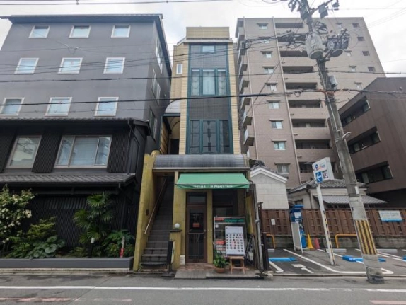 京都市中京区柿本町・柿本町ビルの正面外観。縦長の窓と建物左側の外階段