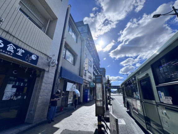 わくわくビルを斜めから見た外観。青いひさしの上に並ぶ窓と前面の歩道