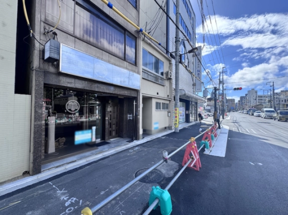 京都市中京区壬生馬場町の1階貸店舗。ガラス張りの店舗正面と後院通沿いの歩道